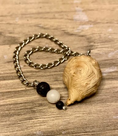 Pendel aus Baumperle und Lavastein