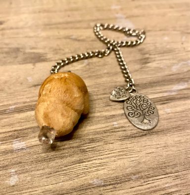 Pendel aus Baumperle und Bergkristall